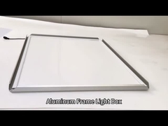 Ganti poster dengan cepat setelah dibuka tanpa alat berkat desain bingkai klip.